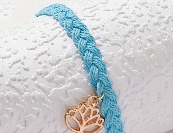 Hohl Lotus-Blumenanhänger Blaues Geflochtenes Armband Boho Stil Handgemachter Handschmuck Verstellbar Frauen Mädchen Valentinstag Ostern Hohl Lotus-Blumenanhänger Blaues Geflochtenes Armband Boho Stil Handgemachter Handschmuck Verstellbar Frauen Mädchen Valentinstag Ostern von Bijoui8Xpress