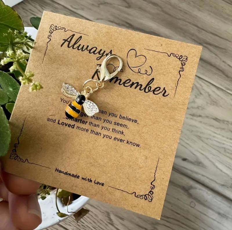 Kleine Bienen Schlüsselanhänger Öl-Tropfen-Wasser-Bohrer - 1 Stück Mit Geschenkkarte Damen Frauen Mädchen von Bijoui8Xpress