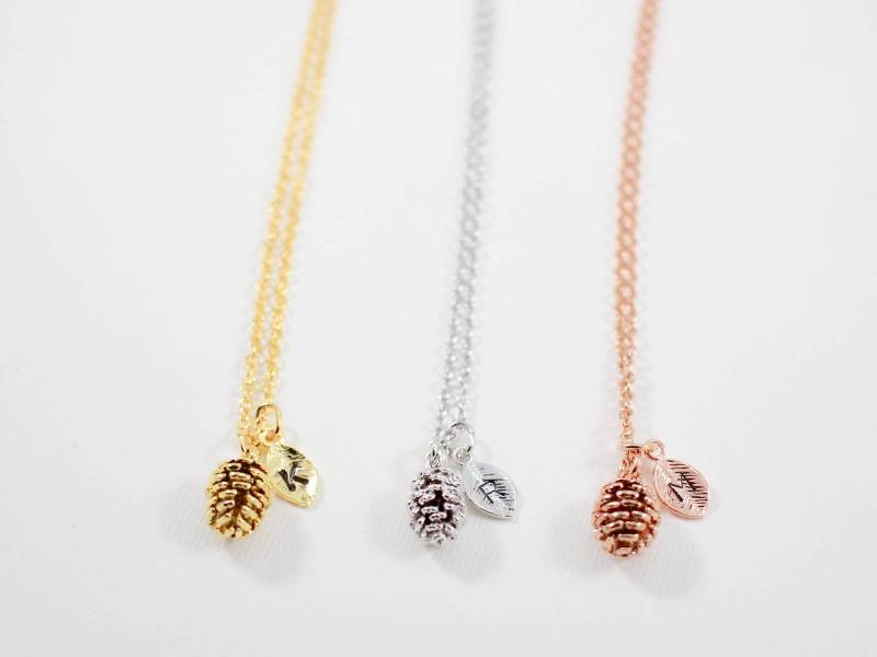 Personalisierte Tannenzapfen Halskette Handgestempelter Initial Blatt Charm, Freundschaftsschmuck von BijouxBleus