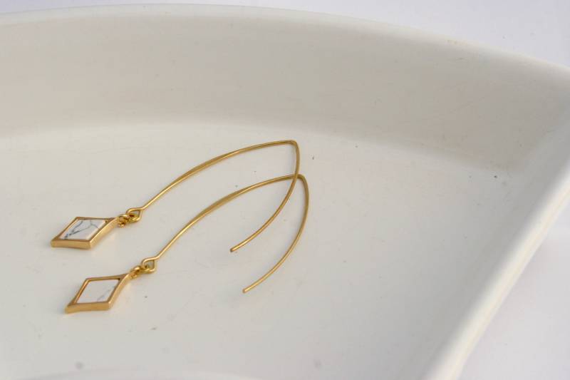 Boho-Ohrhänger Für Damen Mit Goldenem Ohrstecker, Howlith-stein | Blau, Weiß Oder Schwarz in Rautenform. - Bo106 von BijouxBoucleDor