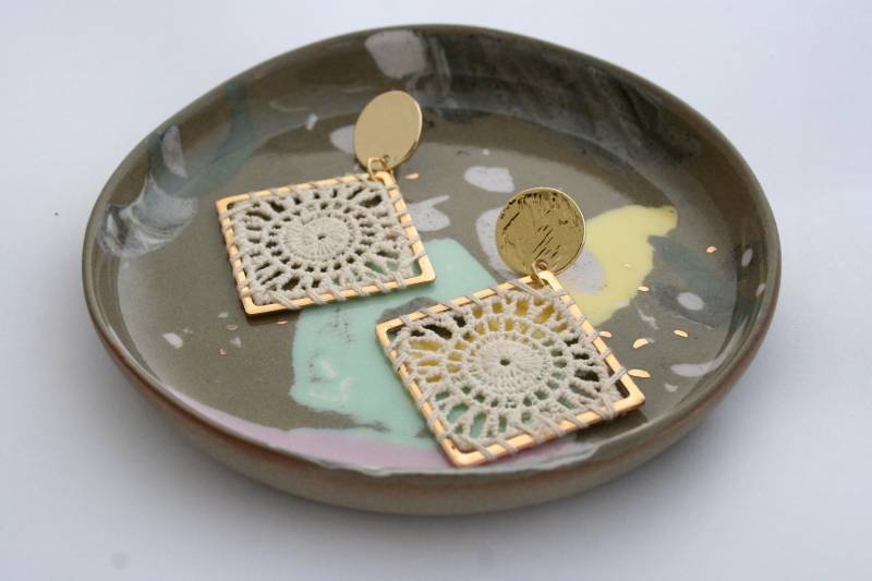 Damenohrring, Rautengeflecht | Beige, Grau Oder Schwarz Und Gehämmerter Runder Ohrstecker. -Bo17 von BijouxBoucleDor