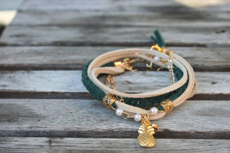 Doppeltes Boho-Armband Für Damen, Cremefarbenes Wildleder Und Dunkles Türkis, Goldener Ananas-Anhänger, Weiße Perlen Goldene Kette. -Bra12 von BijouxBoucleDor