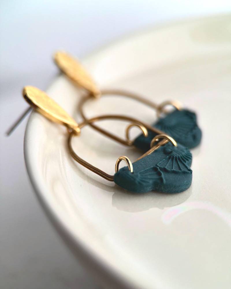 Ohrringe Im Art-Deco-Stil, Stück Aus Polymer-Ton Auf Bogenförmigem Anhänger An Gehämmertem, Vergoldetem, Gebürstetem Ovalen Ohrstecker von BijouxBoucleDor