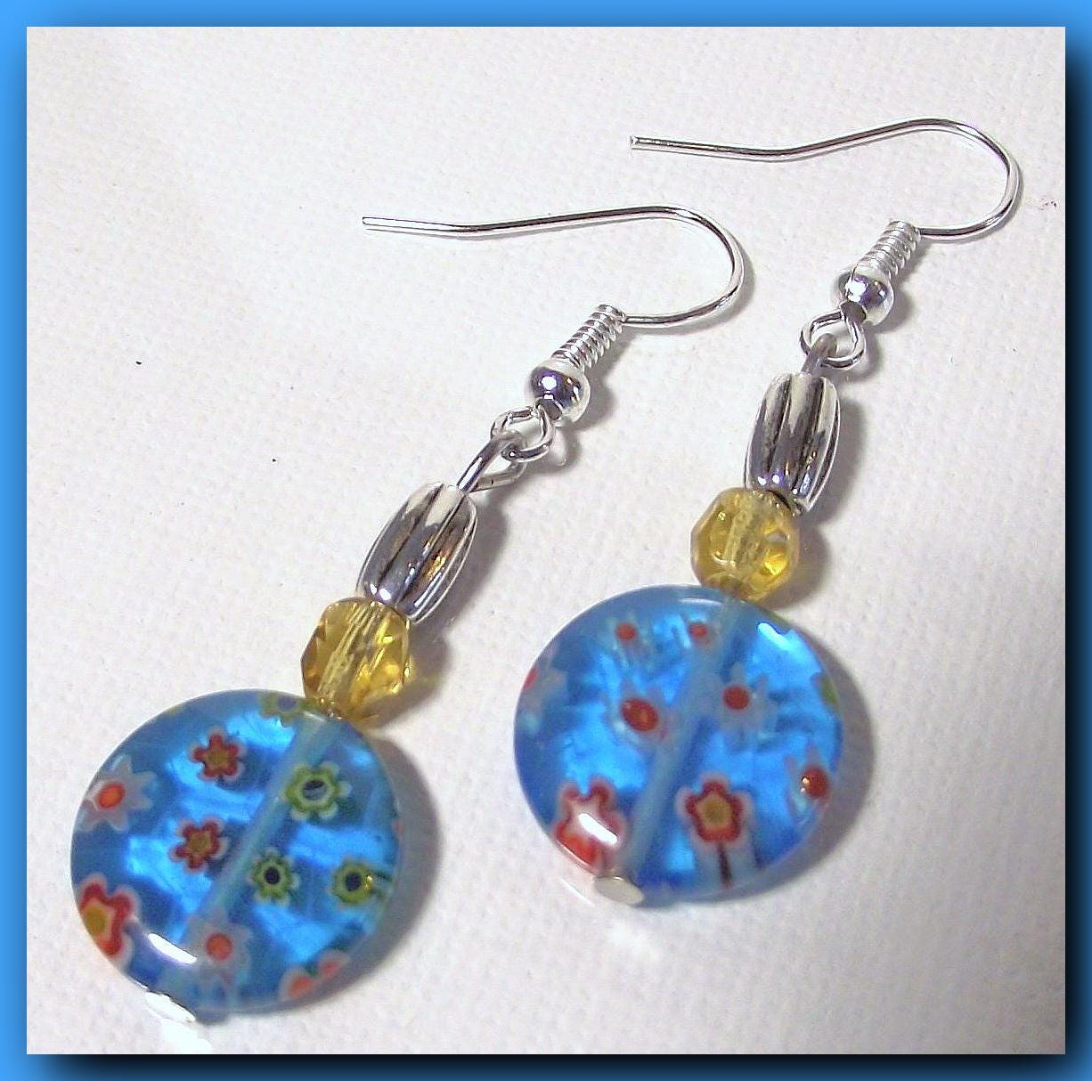 Blaue Runde Millefiori-Glasperlenohrringe Mit Farbverlauf von BijouxBoutonsTrieux