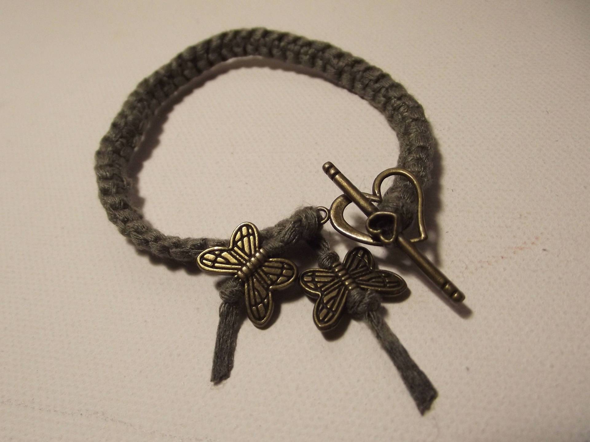 Khakifarbenes Makramee-Armband Für Männer Oder Frauen, Bronzefarbener Herzverschluss, Baumwollschnur, Ausführung Nach Wahl von BijouxBoutonsTrieux