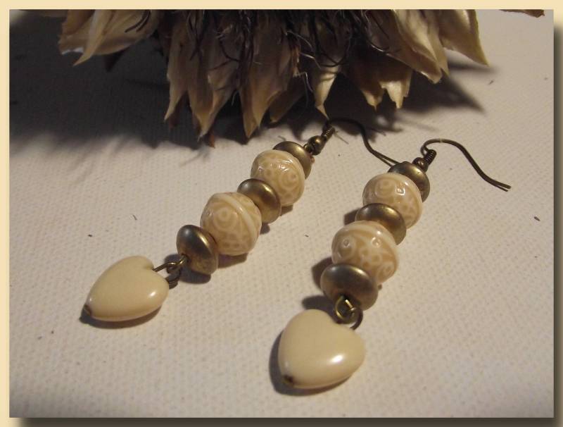 Ohrring Imitierte Elfenbeinperlen Mit Gravur Und Herzohrring von BijouxBoutonsTrieux