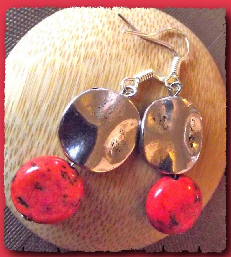 Roter Howlith-Ohrring Und Silberner Schlafohrring Aus Metall Roter Howlith-Ohrring Und Silberner Schlafohrring Aus Metall von BijouxBoutonsTrieux