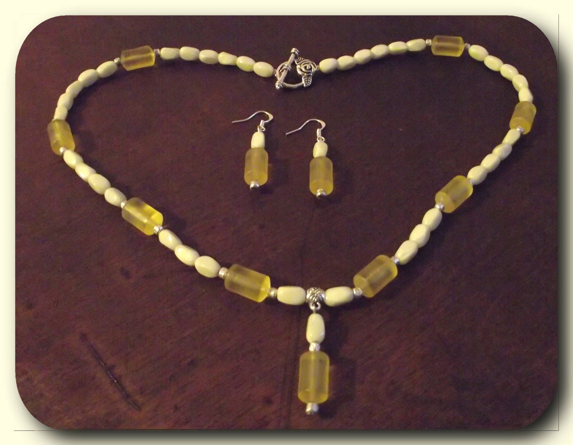 Set Aus Halskette Und Ohrringen Mit Gelben Elfenbeinfarbenen Perlen von BijouxBoutonsTrieux