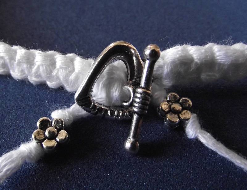 Weißes Damenarmband Mit Kleinem Herz Und Blumenverschluss, Baumwollkordel, 18, 5 cm, Für Teenager von BijouxBoutonsTrieux