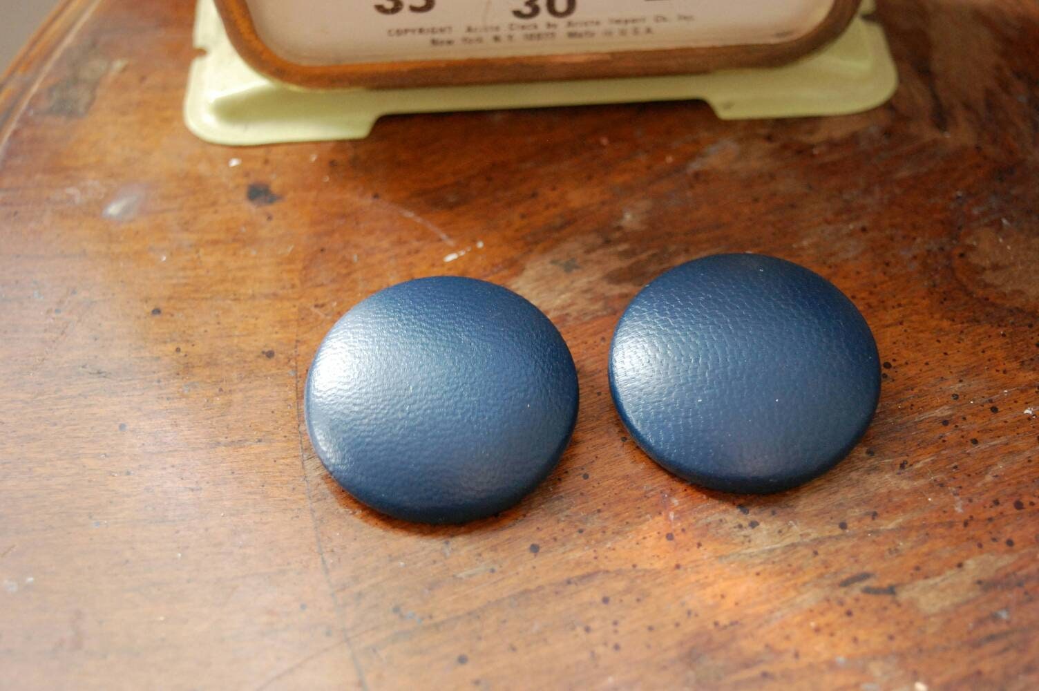 Clips, Dunkelblaue Schuhe Bluette Zubehör Original Vintage Retro Shop Inspirierende Jahrgang Runde Speichern Montreal Quebec von BijouxCarcajou