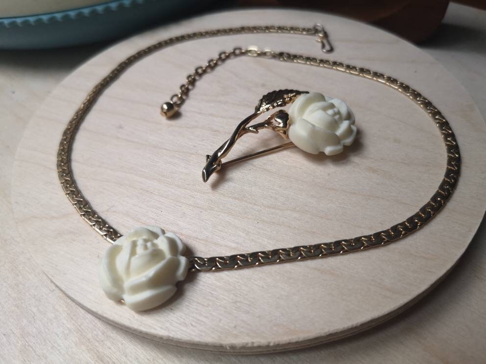 Ketten - Und Broschenset Mit Weißer Vintage-Plastikblume Prächtiger Schmuck Signiert Von Der Ml-Boutique Inspirational Montreal Quebec von BijouxCarcajou