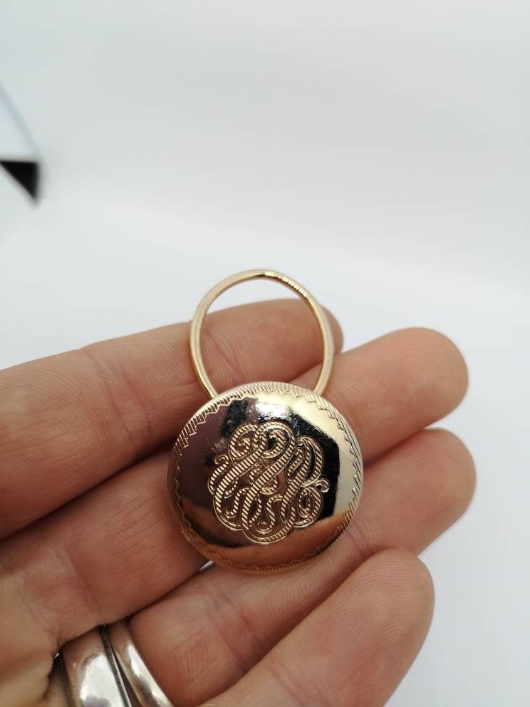 Kleiner Clip Mit Rundem Metallschal Kleiner Gravur Vintage Retro Schmuck Accessoire Schal Second Hand Shop Montreal Quebec Kleiner Clip Mit Rundem Metallschal Kleiner Gravur Vintage Retro Schmuck Accessoire Schal Second Hand Shop Montreal Quebec von BijouxCarcajou