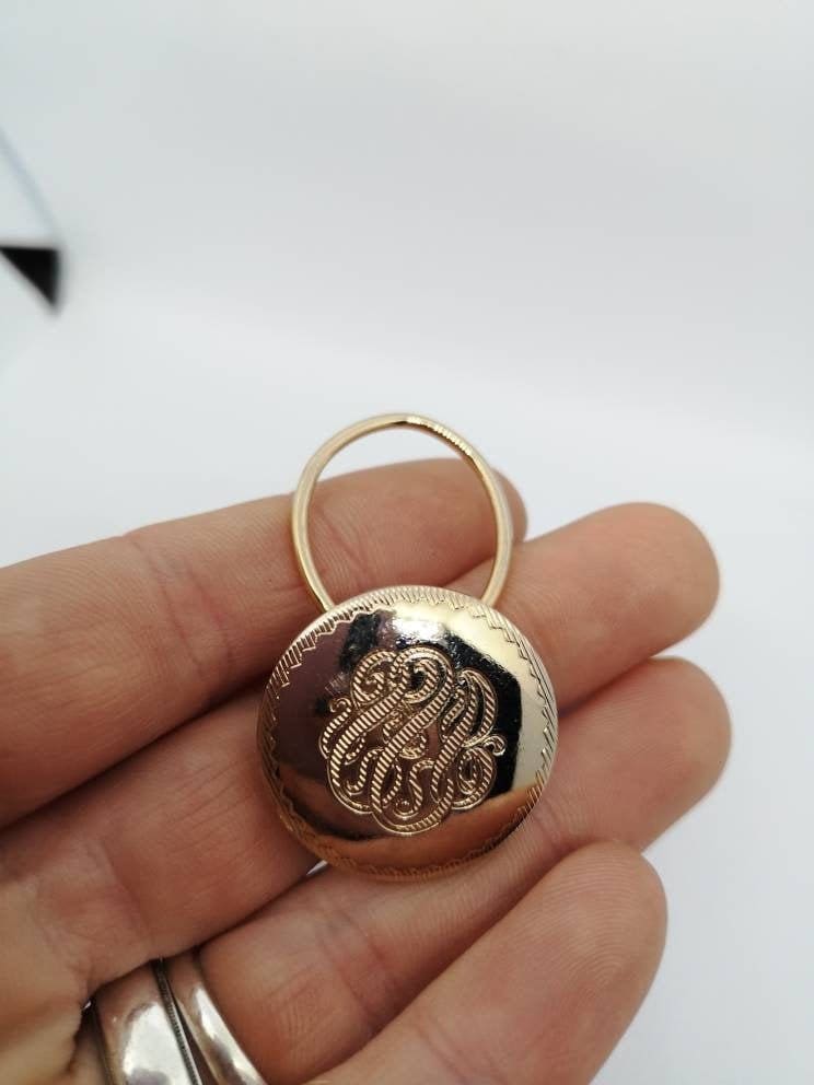 Kleiner Clip Mit Rundem Metallschal Kleiner Gravur Vintage Retro Schmuck Accessoire Schal Second Hand Shop Montreal Quebec von BijouxCarcajou