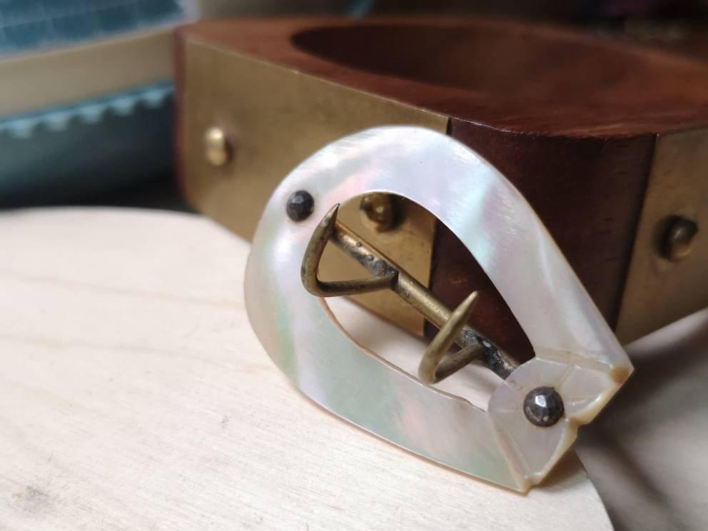 Prächtige Antike Gürtelschnalle Aus Perlmuttmetall Inspirierendes Statement-Accessoire Im Mid-Century-Chic-Stil Bijouxcarcajou Montréal Québec Prächtige Antike Gürtelschnalle Aus Perlmuttmetall Inspirierendes Statement-Accessoire Im Mid-Century-Chic-Stil Bijouxcarcajou Montréal Québec von BijouxCarcajou