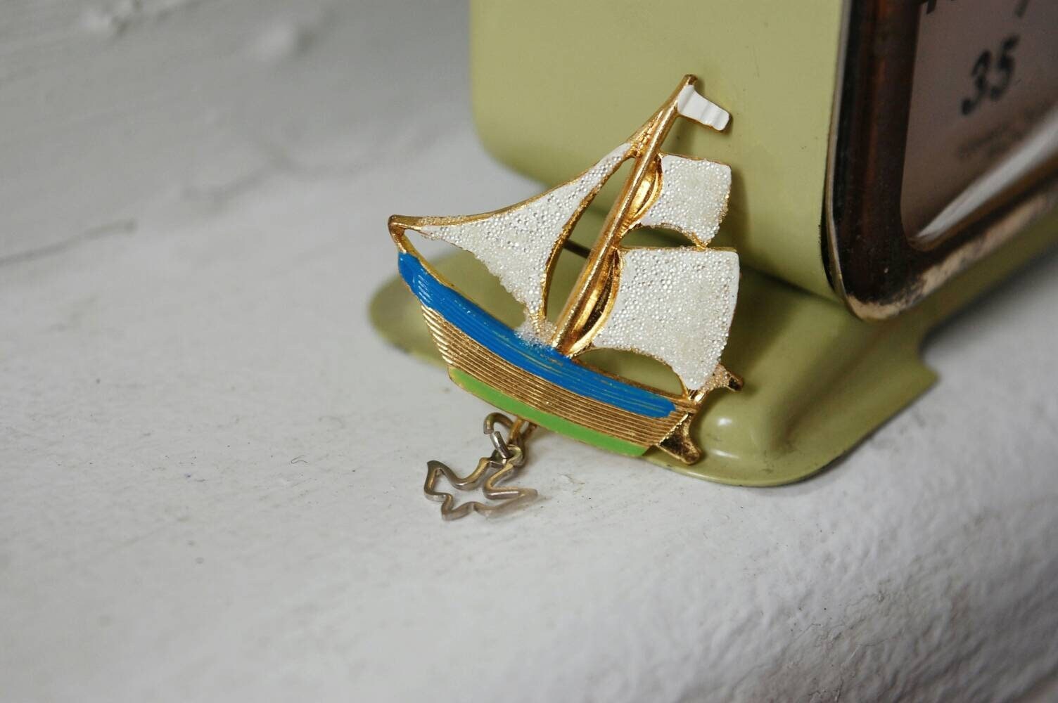 Prächtige Vintage-Bootsbrosche Mit Vogelanhänger Farbenfroher Und Goldener Retro-Bootsfund Boutique Inspirational Montréal Quebec von BijouxCarcajou