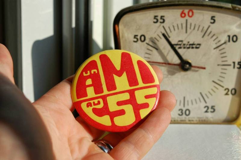 Vintage 1970Er Quebec Anstecker A Friend At Css Farbenfroher Roter Und Gelber Retro Funky 70Er Accessoire Inspirational Montreal von BijouxCarcajou