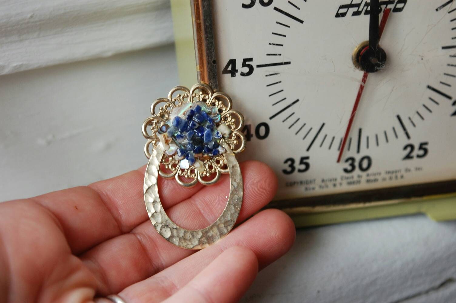 Vintage Art Deco Brosche Aus Silber Und Blauen Steinen Prächtiger Vintage-Schmuck Kleine, Zarte Antike Vintage-Boutique in Montreal von BijouxCarcajou