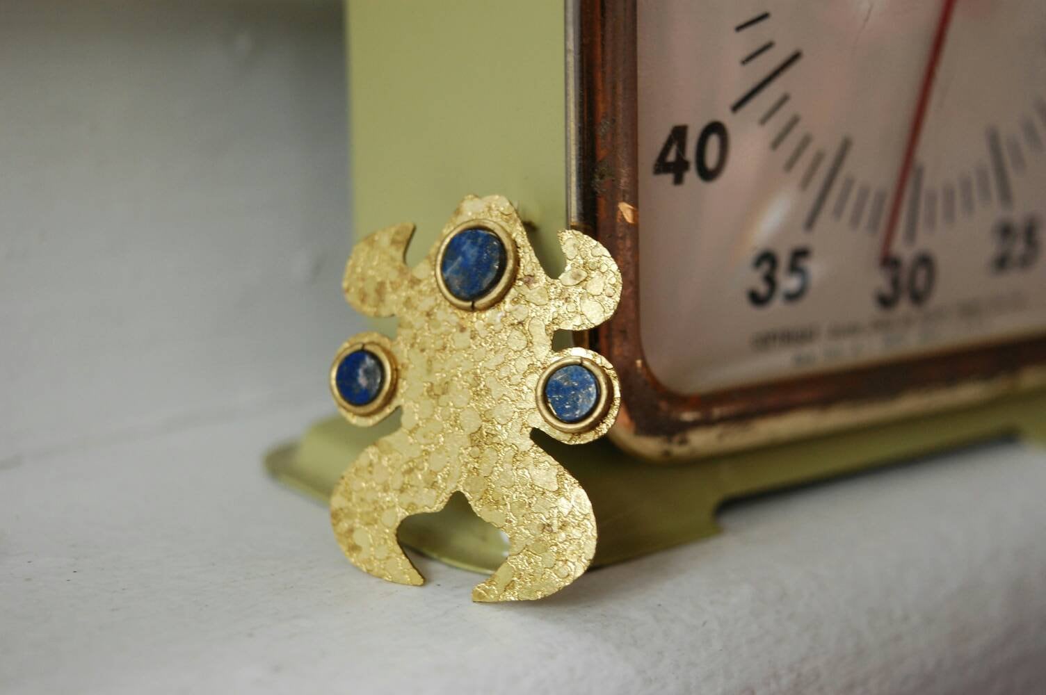 Vintage-Art-Deco-Gold - Und Lapislazuli-Brosche Herrlicher Vintage-Schmuck Kleine Alte Zarte Brosche Montrealer Vintage-Boutique von BijouxCarcajou