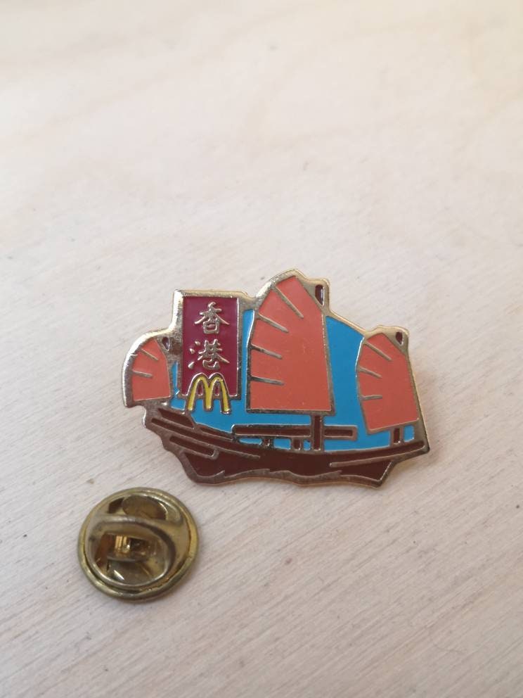 Vintage Edited Arthus Bertrand Mcdonald Pin Second-Hand Retro Sammlerschmuck Montreal Canada Boutique Signierte Emaille-Anstecknadel von BijouxCarcajou