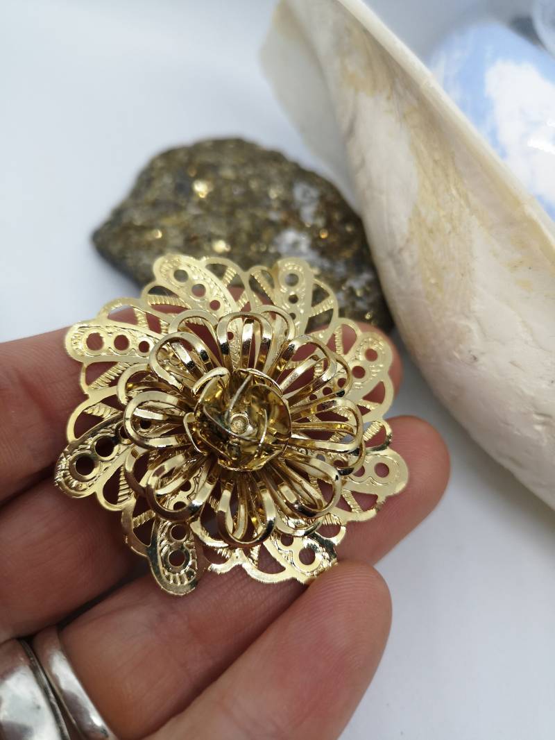 Vintage Goldene Art Deco Blumenbrosche Retro Inspirational Circle Jewel Mit Wave Inside Seltene Brosche Montreal Bizoucarcajou von BijouxCarcajou