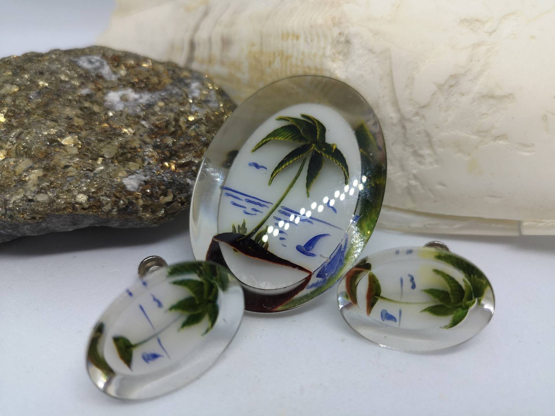 Vintage Kit Resin Palmbrosche Und Ohrring Wunderschöner Retro Set Anzug Pin Up Rare Harz Bizoucarcajou von BijouxCarcajou