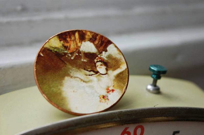 Vintage Runde Brosche Pin Ballerina Malerei Kupfer Schicke Einwandfreiem Zustand Shop Montreal Quebec Kanada von BijouxCarcajou