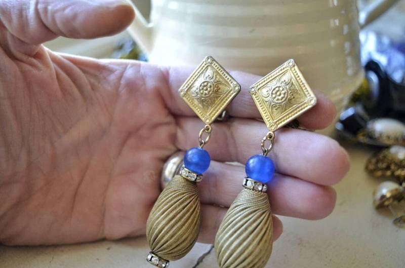 Vintage Statement Clip Ohrringe Mit Großem Goldcharm Und Blauem Ball ~ Boutique Montreal Quebec Retro Inspirierend Kanada von BijouxCarcajou
