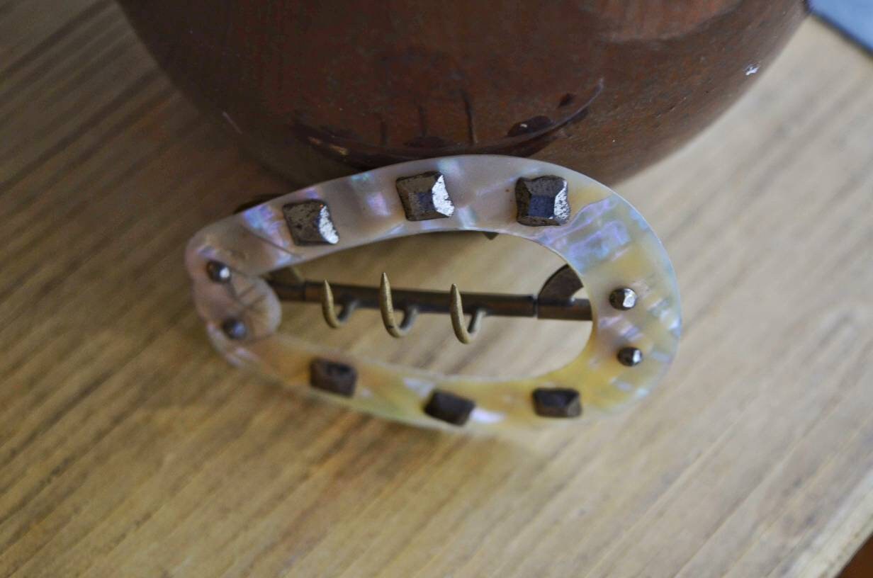 Wunderschöne Antike Perlmutt-Metall-Gürtelschnalle Statement 1900 Schickes Inspirierendes Accessoire Bizoucarcajou Montreal Quebec von BijouxCarcajou