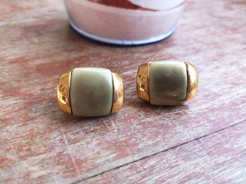Wunderschöne Vintage Trifari © Clips Juwel Kunststoff Charm Retro Original Inspirational Stil Lieblingskollektion Bizoucarcajou von BijouxCarcajou
