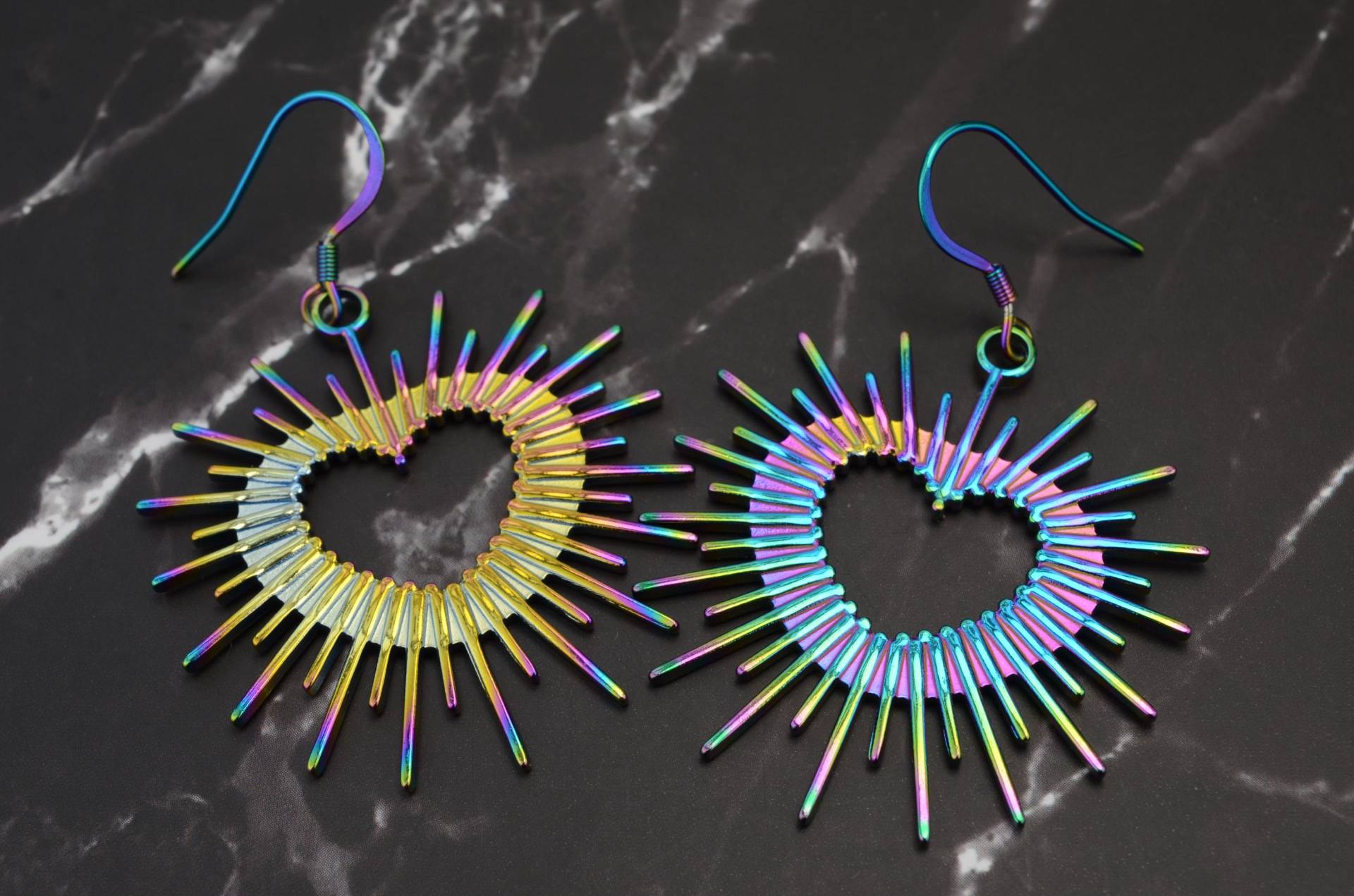 Hängeohrringe Herz Strahlen Regenbogen Bunt Industrial Auffällig von BijouxDePartout