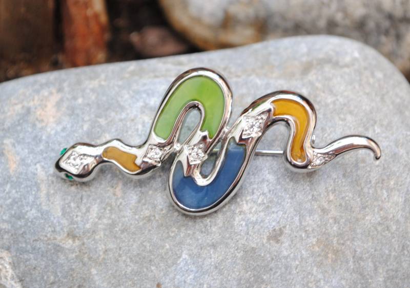 Ausgefallene Vintage Schlangenbrosche, Buntglas Farbige Epoxidbrosche, Frauenbrosche von BijouxDeclic