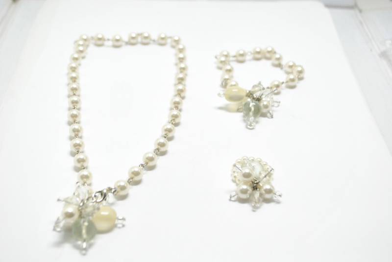 Set Aus Halskette, Armband Und Ring Weißen Transparenten Perlen von BijouxDeclic
