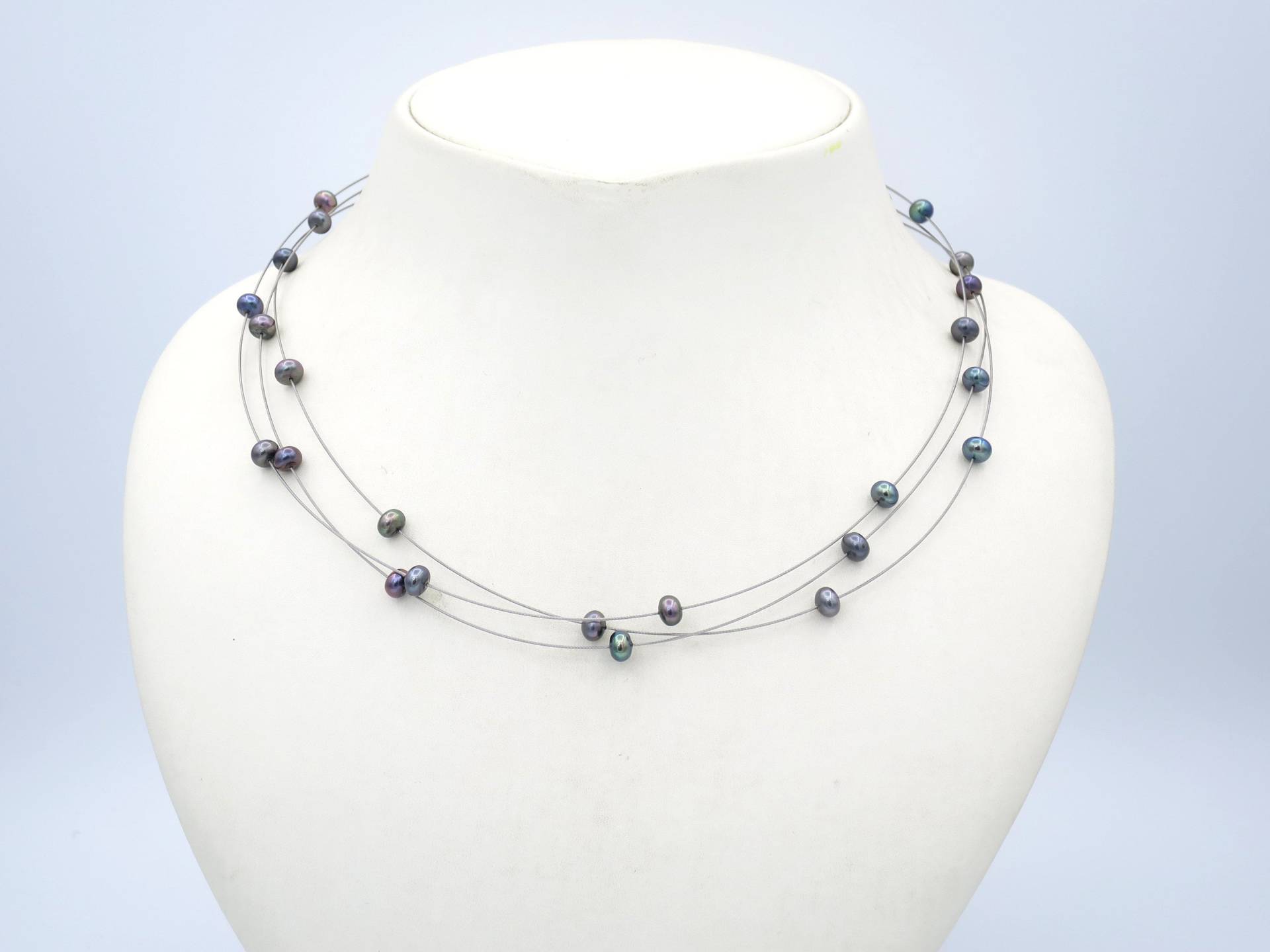 Halskette Aus Schwarzen Perlen Am Stahlkabel von BijouxIndividuels