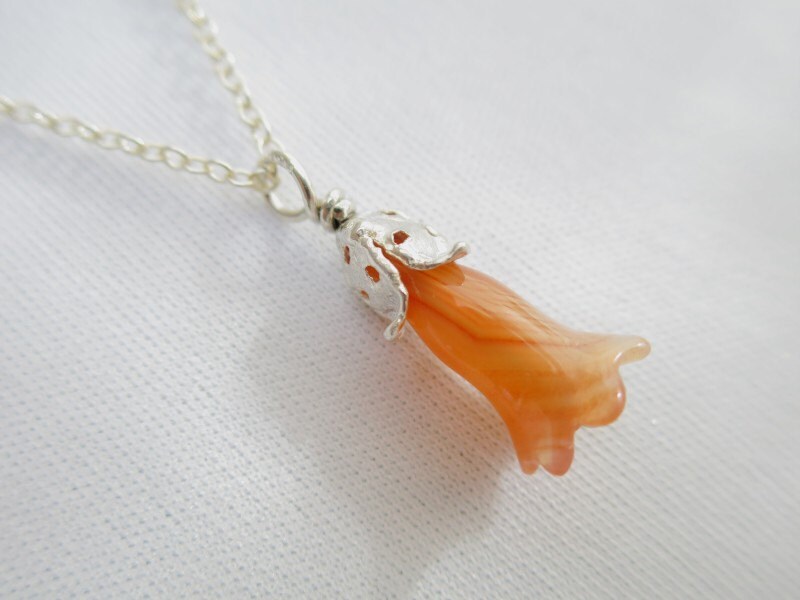 Karneol - Blumen Anhänger Mit Handgearbeiteten Kelchblättern Aus 925/ - Silber Silberkettchen von BijouxIndividuels