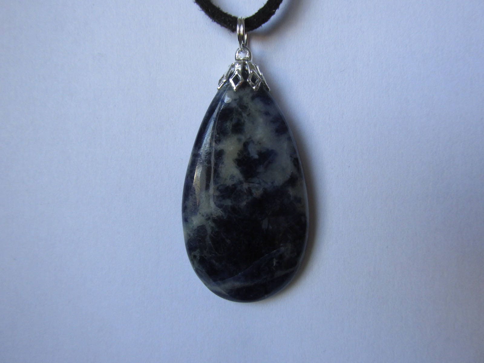 Sodalit Anhänger "Vertrauen Und Selbstkontrolle" | 40x22x5mm Sodalit Anhänger "Vertrauen Und Selbstkontrolle" | 40x22x5mm von BijouxKundalini