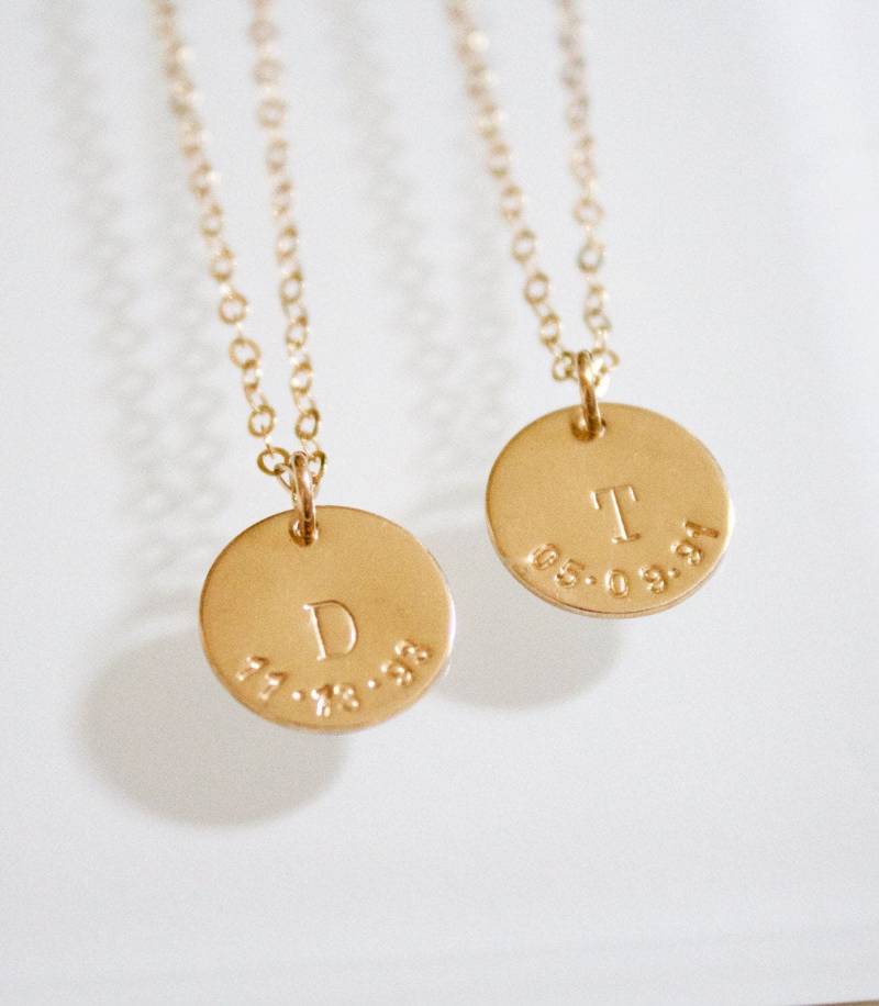 Personalisierte Initial & Datum Halskette // Personalisierte Initial & Datum Halskette // von BijouxMEE