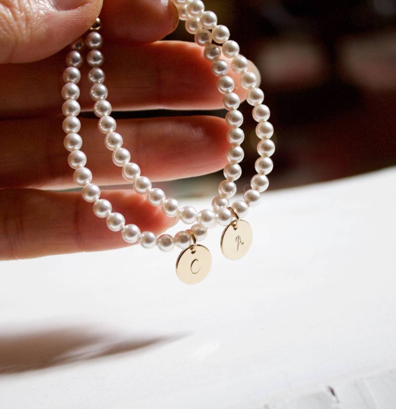 Personalisiertes Perlenarmband Initial Plättchen Anhänger, 14K Gold Filled von BijouxMEE