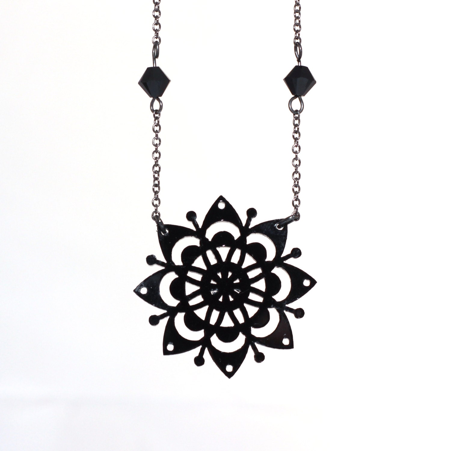 Adélaïde-Halskette - Lasergeschnittenes Blumenmuster Aus Pflanzenspitze Glänzendem Schwarzem Acryl Und Swarovski-Perlen Adélaïde-Halskette - Lasergeschnittenes Blumenmuster Aus Pflanzenspitze Glänzendem Schwarzem Acryl Und Swarovski-Perlen von BijouxMissGigi