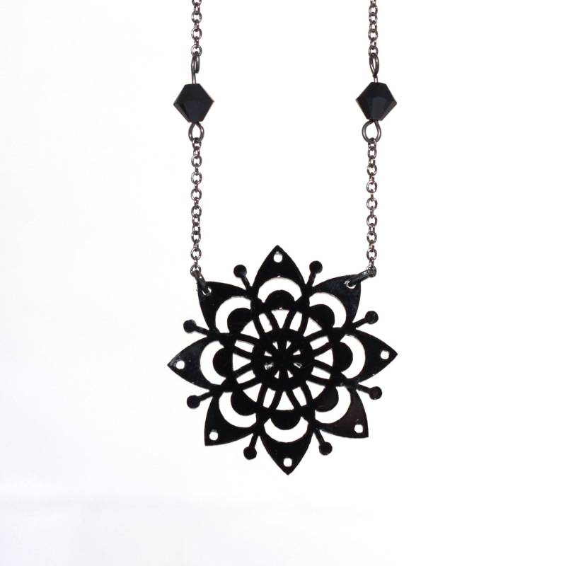 Adélaïde-Halskette - Lasergeschnittenes Blumenmuster Aus Pflanzenspitze Glänzendem Schwarzem Acryl Und Swarovski-Perlen Adélaïde-Halskette - Lasergeschnittenes Blumenmuster Aus Pflanzenspitze Glänzendem Schwarzem Acryl Und Swarovski-Perlen von BijouxMissGigi