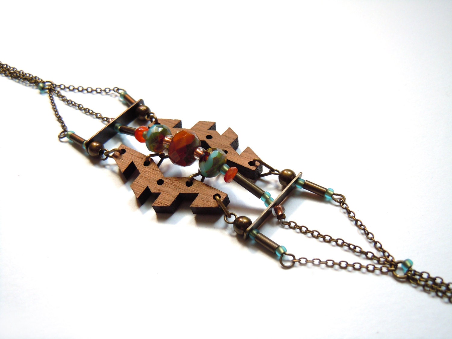 Armband Darwin_Ethnique Aus Lasergeschnittenem Blondem Nussbaumholz, Feinen Steinen | Karneol, Glasperlen Und Messing Armband Darwin_Ethnique Aus Lasergeschnittenem Blondem Nussbaumholz, Feinen Steinen | Karneol, Glasperlen Und Messing von BijouxMissGigi