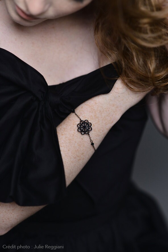 Armband Léonie - Lasergeschnittenes Blumenmuster Aus Pflanzlicher Spitze in Acryl Glänzend Schwarz Und Swarovski Perlen Armband Léonie - Lasergeschnittenes Blumenmuster Aus Pflanzlicher Spitze in Acryl Glänzend Schwarz Und Swarovski Perlen von BijouxMissGigi