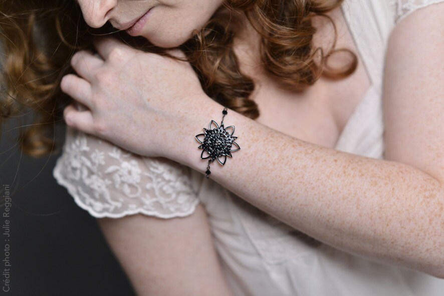 Barbara-Armband - Lasergeschnittenes Blumenmuster Aus Pflanzenspitze Glänzendem Schwarzem Acryl Und Swarovski-Perlen Barbara-Armband - Lasergeschnittenes Blumenmuster Aus Pflanzenspitze Glänzendem Schwarzem Acryl Und Swarovski-Perlen von BijouxMissGigi