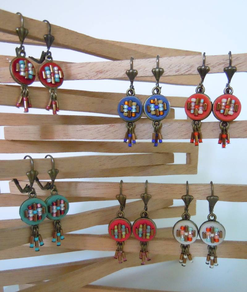 Grigri-Ohrringe, Farbe Ihrer Wahl _Zarte Muster Aus Glasperlen, Handgestickt Auf Farbigen Lederpellets Grigri-Ohrringe, Farbe Ihrer Wahl _Zarte Muster Aus Glasperlen, Handgestickt Auf Farbigen Lederpellets von BijouxMissGigi