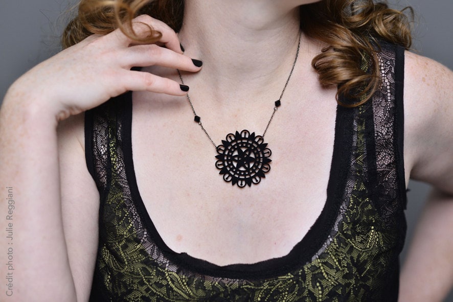 Halskette Urania - Laserschneidanlage in Glänzendem Schwarz Acryl Und Swarovski Perlen Lace Floral Halskette Urania - Laserschneidanlage in Glänzendem Schwarz Acryl Und Swarovski Perlen Lace Floral von BijouxMissGigi
