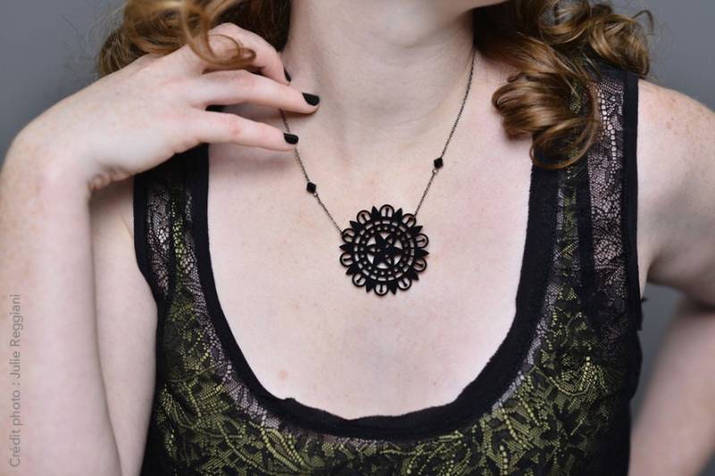 Halskette Urania - Laserschneidanlage in Glänzendem Schwarz Acryl Und Swarovski Perlen Lace Floral Halskette Urania - Laserschneidanlage in Glänzendem Schwarz Acryl Und Swarovski Perlen Lace Floral von BijouxMissGigi
