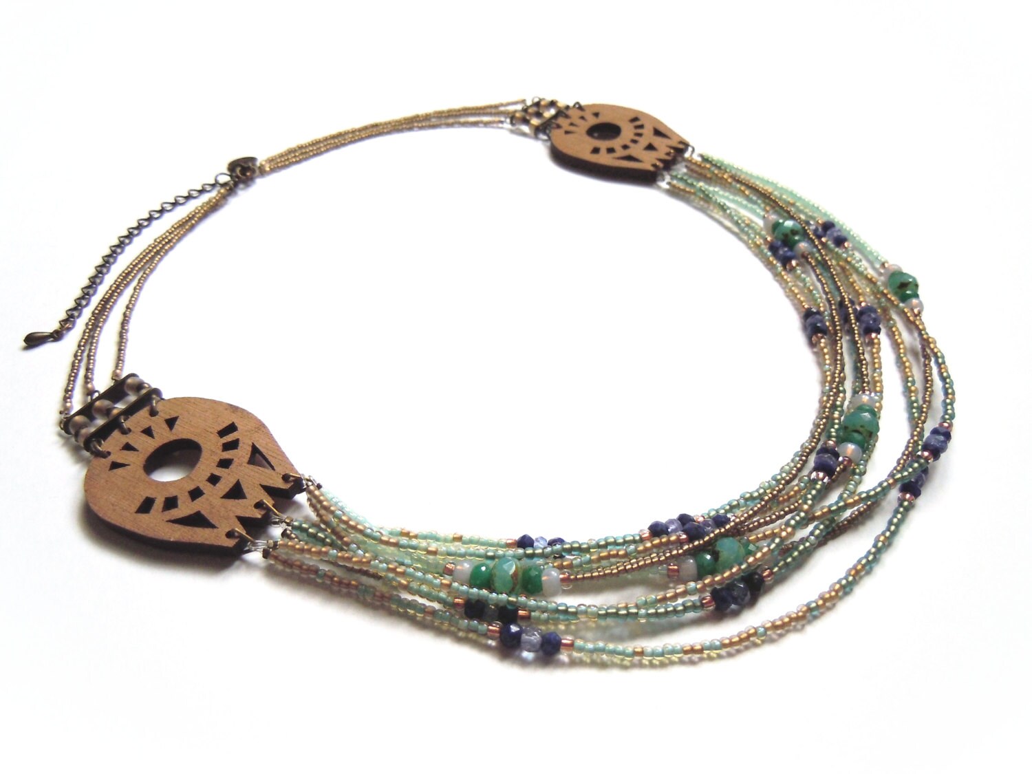 Lasergeschnittene Whitsundays_Ethnique Halskette Aus Holz | Blonder Nussbaum, Smaragde, Aquamarine, Lapislazuli, Tansanit Und Glasperlen Lasergeschnittene Whitsundays_Ethnique Halskette Aus Holz | Blonder Nussbaum, Smaragde, Aquamarine, Lapislazuli, Tansanit Und Glasperlen von BijouxMissGigi