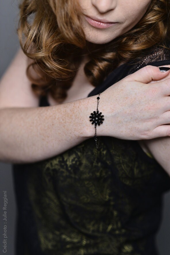 Ninon-Armband - Lasergeschnittenes Blumenmuster Aus Pflanzenspitze Glänzendem Schwarzem Acryl Und Swarovski-Perlen Ninon-Armband - Lasergeschnittenes Blumenmuster Aus Pflanzenspitze Glänzendem Schwarzem Acryl Und Swarovski-Perlen von BijouxMissGigi