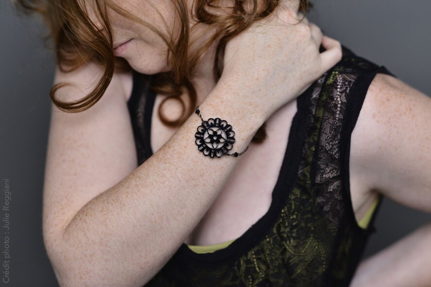Octavie-Armband - Lasergeschnittenes Blumen-Pflanzen-Spitzenmuster Aus Glänzendem Schwarzem Acryl Und Swarovski-Perlen Octavie-Armband - Lasergeschnittenes Blumen-Pflanzen-Spitzenmuster Aus Glänzendem Schwarzem Acryl Und Swarovski-Perlen von BijouxMissGigi
