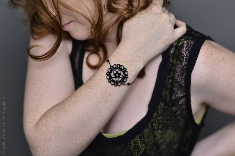 Octavie-Armband - Lasergeschnittenes Blumen-Pflanzen-Spitzenmuster Aus Glänzendem Schwarzem Acryl Und Swarovski-Perlen Octavie-Armband - Lasergeschnittenes Blumen-Pflanzen-Spitzenmuster Aus Glänzendem Schwarzem Acryl Und Swarovski-Perlen von BijouxMissGigi