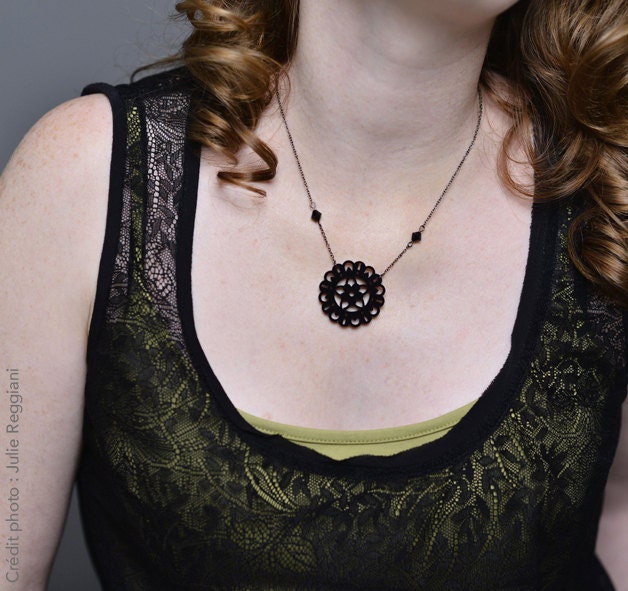 Octavie Necklace - Lasergeschnittenes Blumenmuster Aus Gemüsespitze Glänzendem Schwarzem Acryl Und Swarovski-Perlen Octavie Necklace - Lasergeschnittenes Blumenmuster Aus Gemüsespitze Glänzendem Schwarzem Acryl Und Swarovski-Perlen von BijouxMissGigi